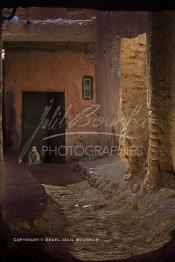 Image du Maroc Professionnelle de  Un petit garçon joue devant la porte de salaison à Ksar Boudnib, la cité est  située dans le Tafilalet à 90 km d’Erfoud et au Sud-est à environ 100 km d’Errachidia. La région dispose d'innombrable potentialité touristique, Dimanche 15 Avril 2007. (Photo / Abdeljalil Bounhar)